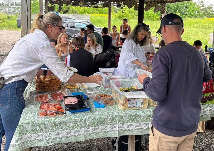 Grillplats med bord och bänkar vid äventyrsparken i Väsby